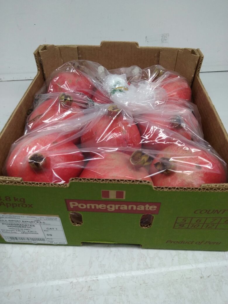 The fruit has a thick skin of scarlet or gold with a crimson tone on the outside and a large number of internal seeds surrounded by a juicy ruby ​​pulp
