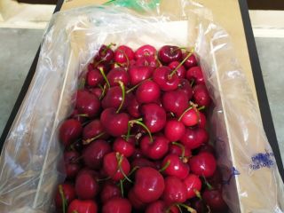 I will sell sweet cherry, nice, fresh, import Spain.