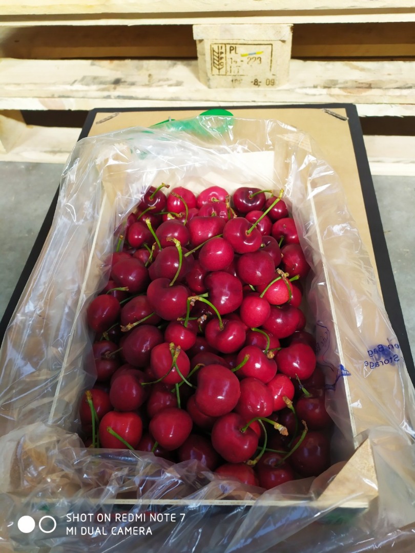 I will sell sweet cherry, nice, fresh, import Spain
