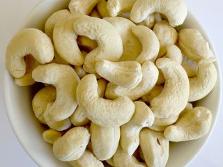 Buy processed cashews of all varieties at a low