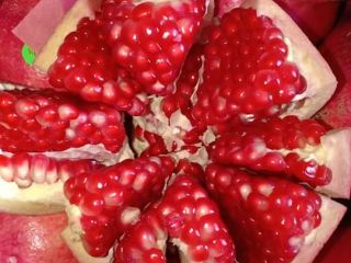 Hello, pomegranates for sale, fruits come from Tunisia, please