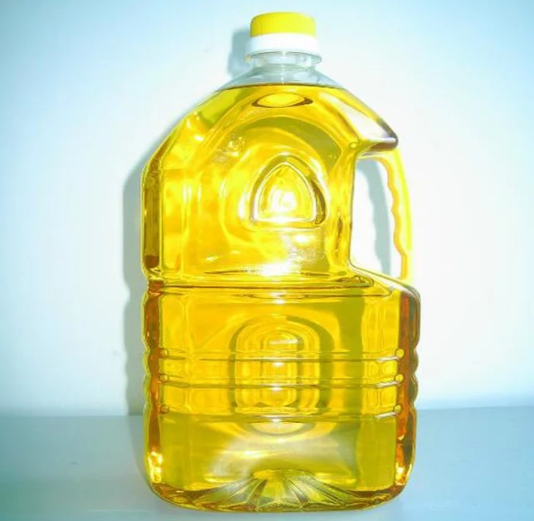 We supply wholesale refined and unrefined sunflower oil