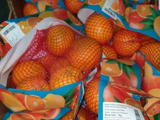 Orange net, net weight 1kg. Variety: SALUSTIANA Origin: SPAIN