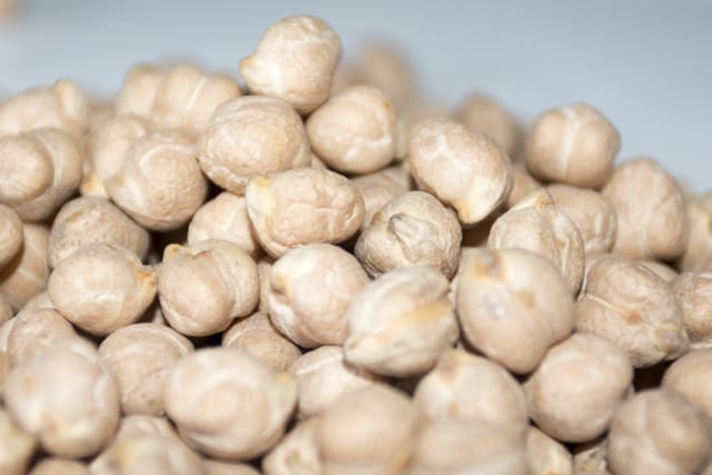 We offer 24 Mt chickpeas, quality: 6+ Sortex purity 99.9% delivery to any place in Germany