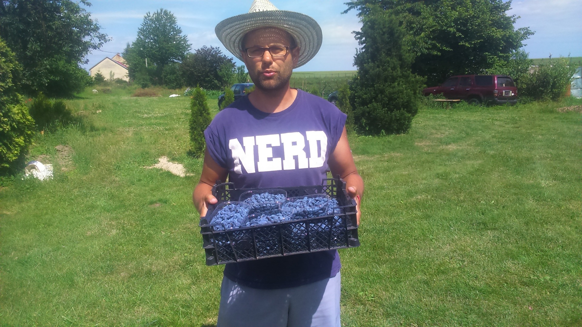 I invite buyers to cooperate in order to sell fruit and sellers in order to exchange experiences