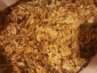 I have a beautiful walnut kernel without dust and