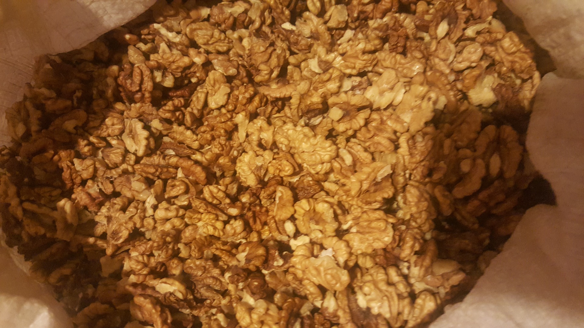 I have a beautiful walnut kernel without dust and bark and black I have big candies