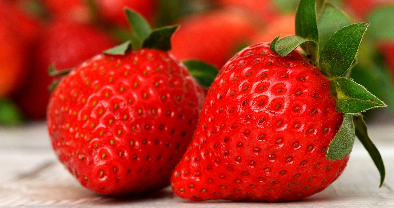 I will sell strawberries from the ground (from under a non-woven fabric), a variety of rumba, very sweet and tasty