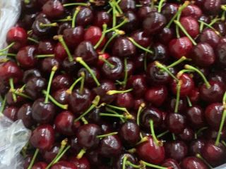 I offer cherries from Turkey, Napoleon variety, caliber 28+.