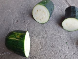 I'm shipping thick courgettes or a medium one