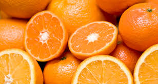 Supplements per Serving One medium-sized orange has: 60 calories No fat or sodium 3 grams of fiber 12 grams of sugar 1 gram of protein 14 micrograms of