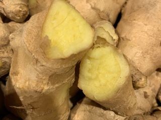 Selling fresh ginger on EU pallets from 450 kg.