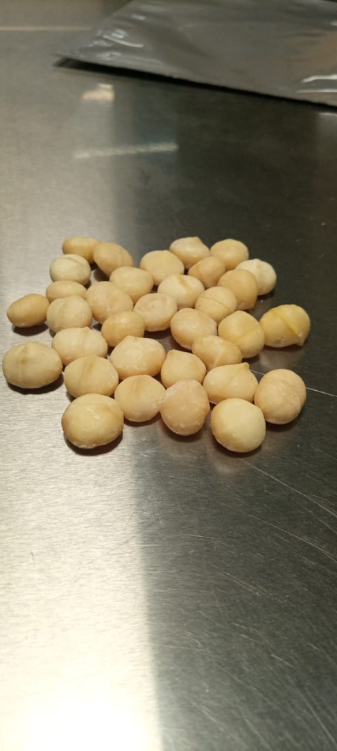 We are farmers and producers of macadamia nuts and all products made of them: flour, oil, nut butter, pasta, milk ...