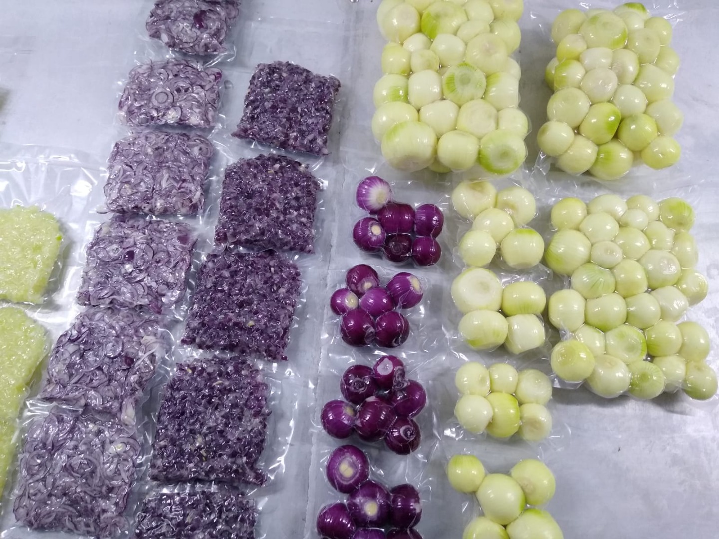 For sale onion peeled and vacuum-packed