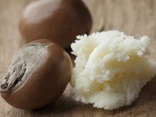 Masło shea zawiera następujące składniki: • witaminy A, E,