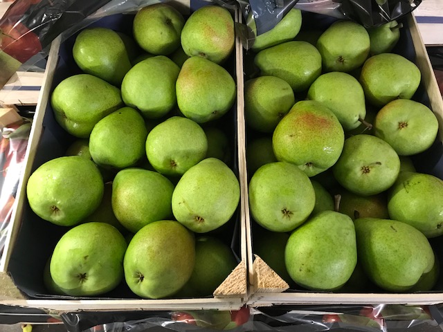 Nice Strong Green Lukas Pears, Grown in The Netherlands on the best soil, Please contact us for possibilities, we can pack in almost every packaging you want