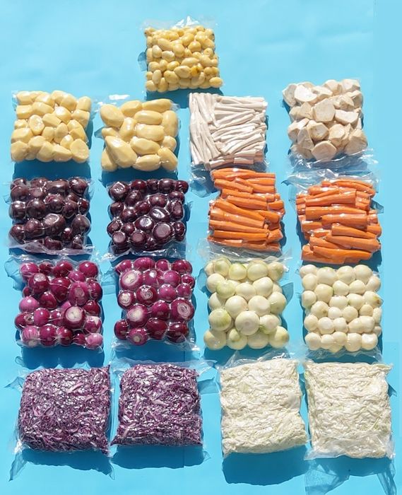 Vegetables, peeled and vacuum-packed: Onions, peeled: - white 2.5 PLN - sliced or diced 8x8x8mm 3.5 PLN - red 3.5 PLN - sliced or diced 8x8x8mm 4.5 PLN