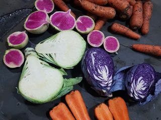 Class A red onion. Variety: Mars, Pink Long. Size