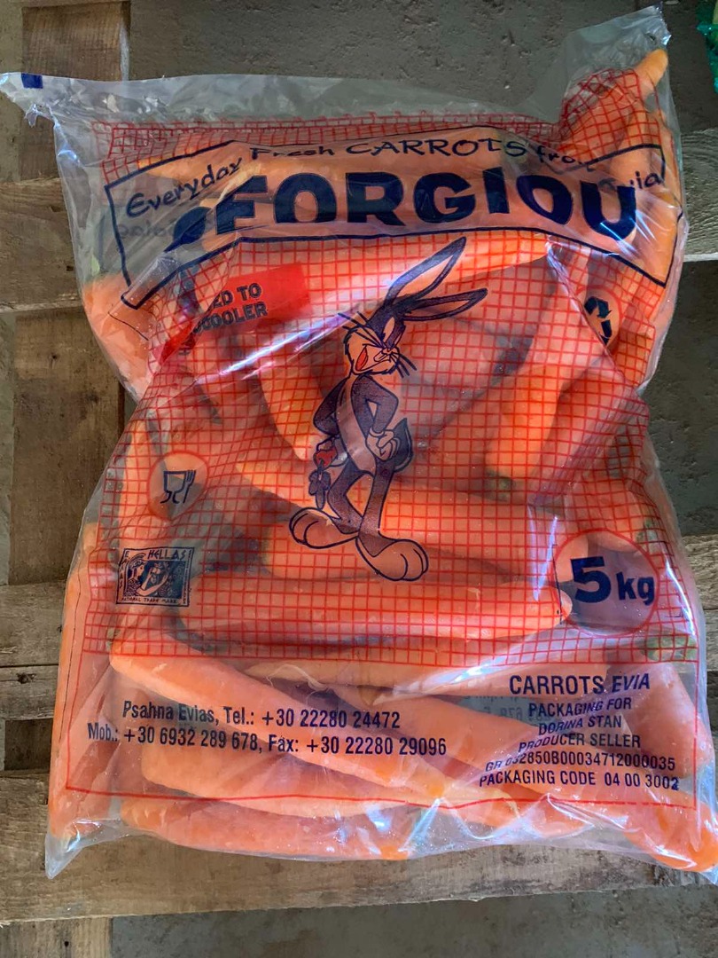 Young, tasty carrots, package 10kg € 0.35, large € 0.25, Greece