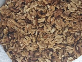 We can sell medium and big quantities of walnuts.