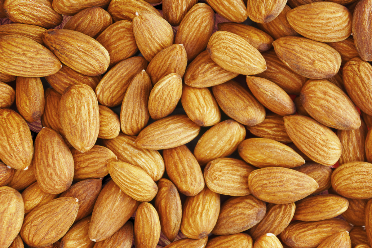 we sell California Almond Nuts Kernels Wholesale Almond Roasted Almond Nuts Size 18-20, 20-22, 22-24, 23-25, 25-27, 27-30, 30-32, 32-34 Moisture