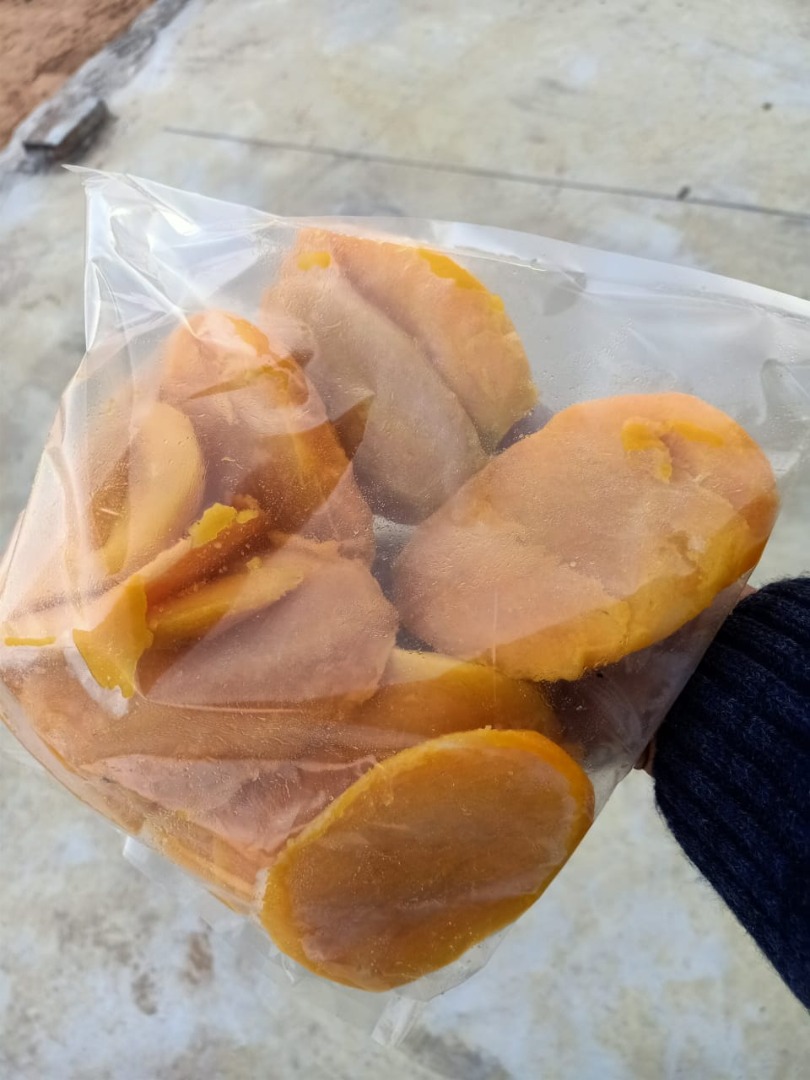 I am selling a very sweet, juicy mango, peeled, skinless, without fibers, frozen, ready for transport
