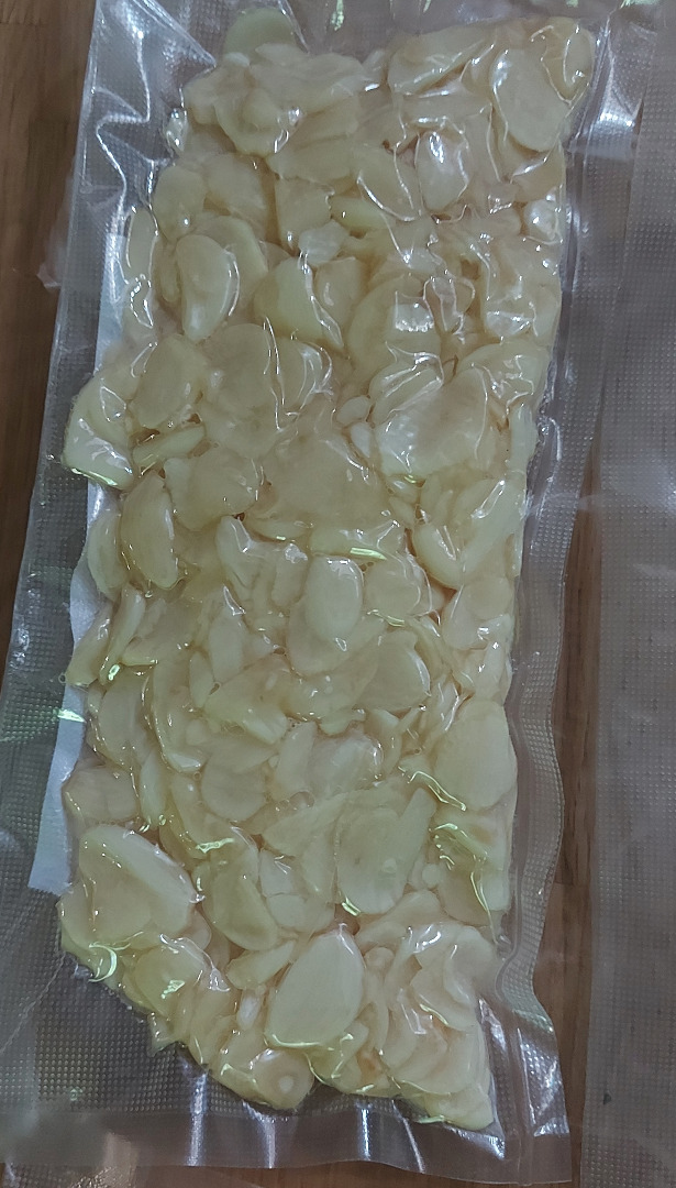 I will sell fresh Polish organic garlic, Harnaś variety: - garlic pulp; - garlic slices; - garlic sticks; - garlic cloves, peeled; - garlic / garlic heads