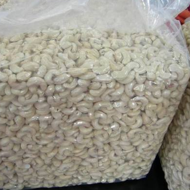 Raw natural cashews are high in protein and low in carbohydrates