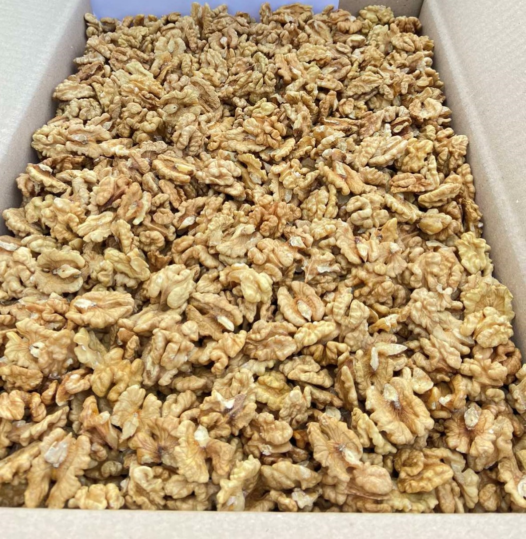 High-quality ecological walnut in stock in Wrocław: Current prices as of 01.12..2021: - Extra Light 1/2 - 7.1 € / kg - Light MIX (40%) - 6.2 € / kg We offer