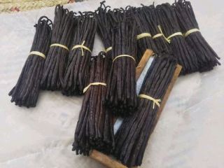 Item name: Vanilla beans Length:14cm-20cm(approx 6-7 inches) Moisture :30%-35%
