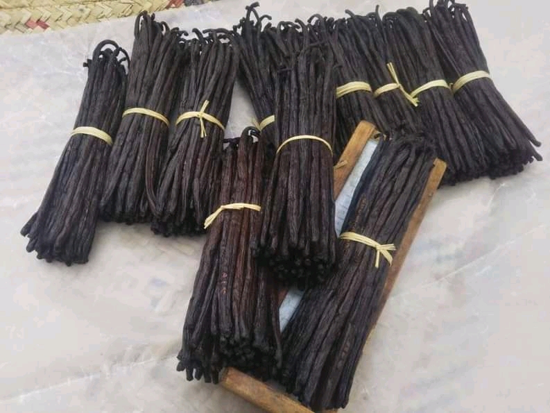 Item name: Vanilla beans Length:14cm-20cm(approx 6-7 inches) Moisture :30%-35% Vanillin:1,6%-2,4% Application:Ice cream,baking,Vanilla