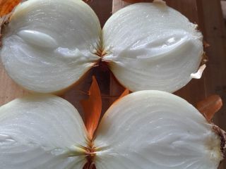 Spanish peeling onion