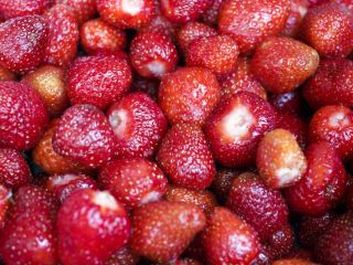 Looking to buy fresh, de-stemmed strawberries in large, wholesale
