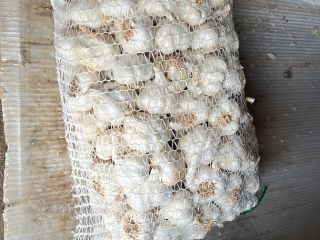 I'm selling garlic. Packing depends on how the customer