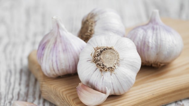Specifications: 1) Type: pure white garlic /normal white garlic 2) Size: 4.5cm and up, 5.0cm and up, 5.5cm and up, 3)Supply period: from the middle of June to