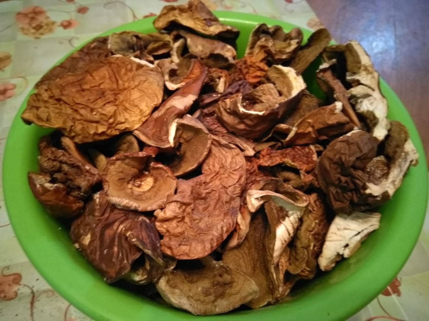 Hello, I have dried boletus mushrooms for sale, the mushrooms were traditionally dried over a tiled kitchen