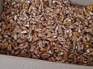 Shelled walnuts