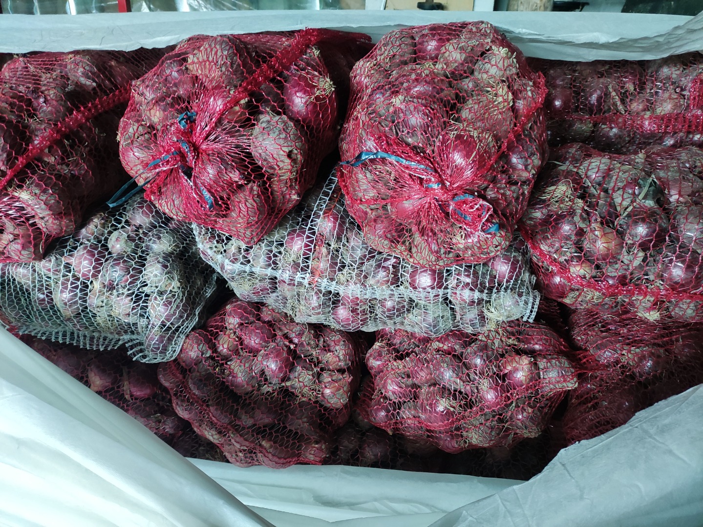 I will sell red onions Red Baron niephazerowana about 4 t caliber from 5mm