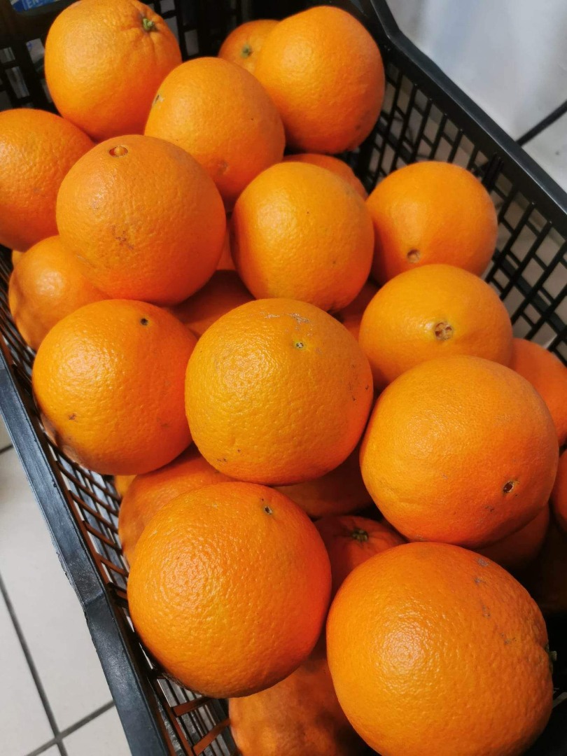I will sell Spanish orange, neveline variety, very sweet and seedless, caliber 3.4 on Tuesday it will be in Poland