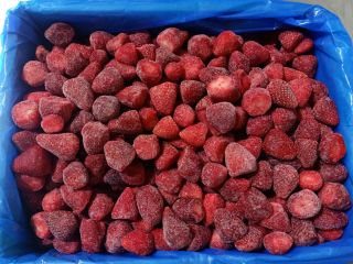 For sale frozen strawberry caliber 26-35mm. Packed in 10