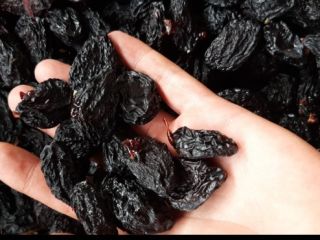 Spre vânzare prune uscate cu sinbura și fără