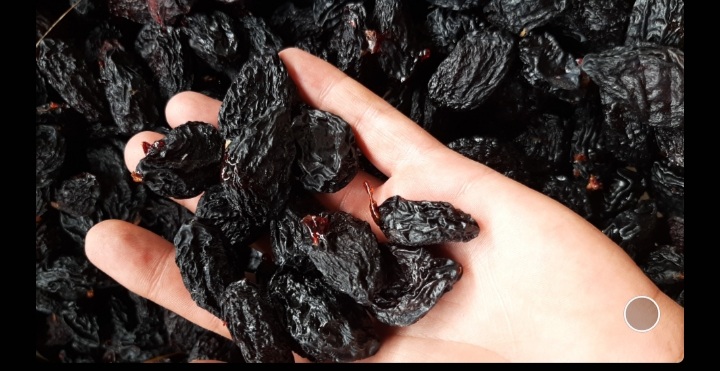 Spre vânzare prune uscate cu sinbura și fără