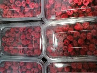 Frozen raspberries in 500 g casseroles, price 28 lei,
