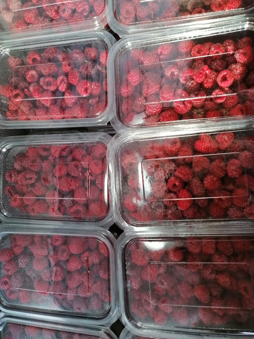 Frozen raspberries in 500 g casseroles, price 28 lei, which retain their firmness after defrosting