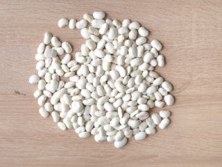 Hello. I am selling white beans in sizes: 100-120/100g,