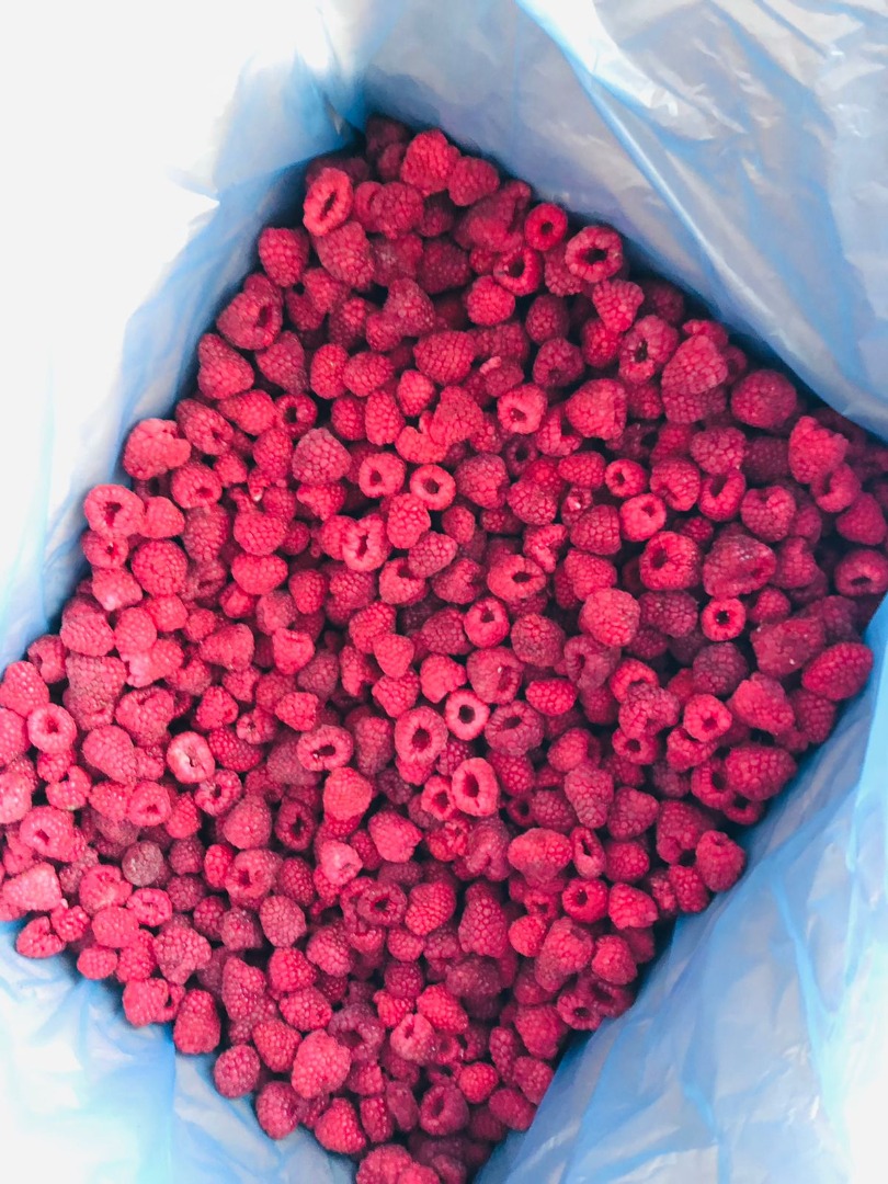 I will sell whole frozen raspberries (90/10) in boxes of 10 kg