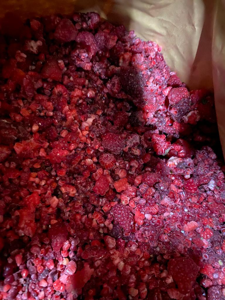 I will sell frozen raspberries semi-finished for grits in bags of 25 kg