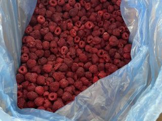 We sell raspberries of our own production and freezing.