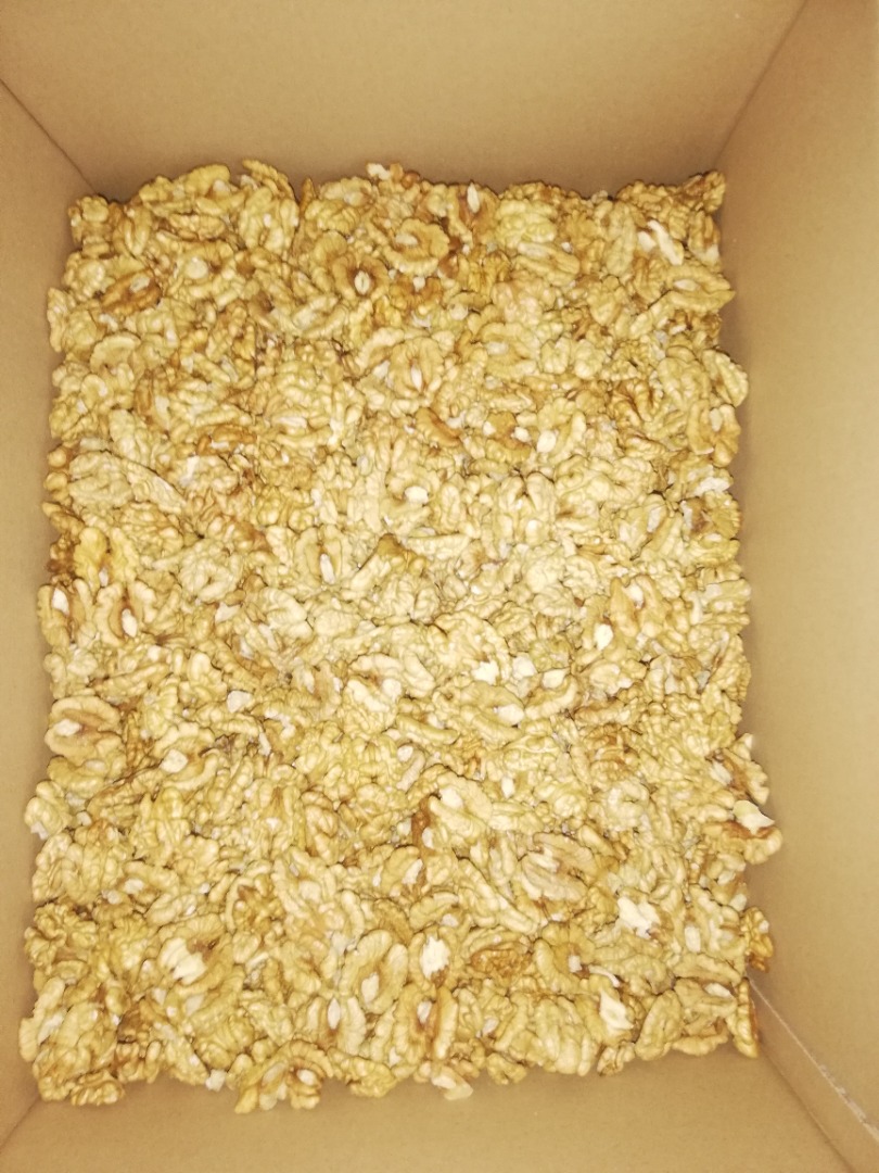 I will sell 1000 kg of shelled walnuts