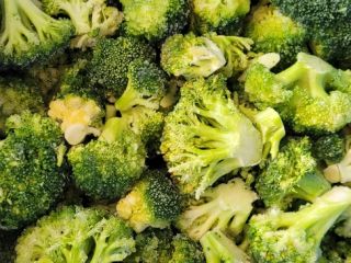 I will sell broccoli caliber 40-60mm. Carton 1x10kg. Country